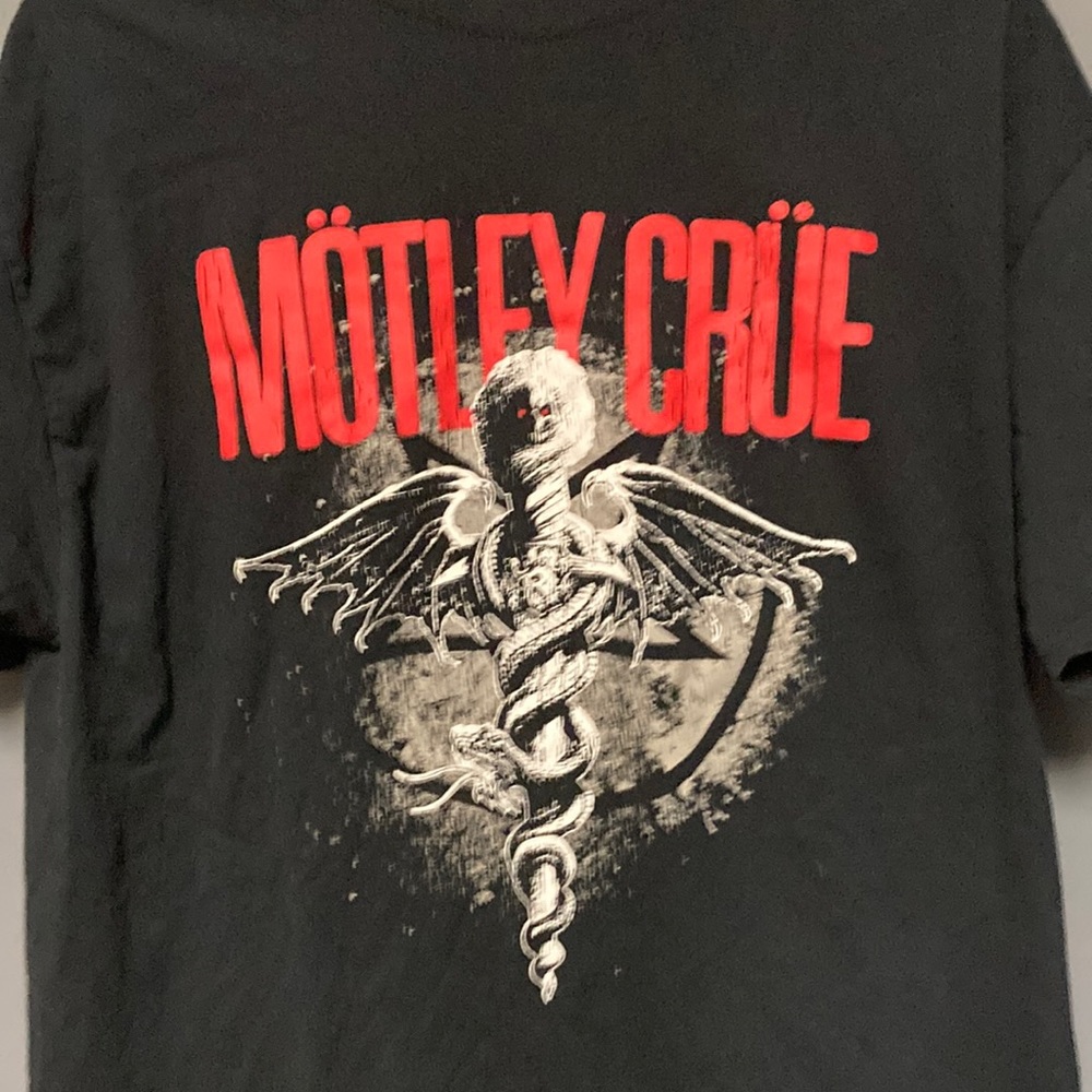Mens motley crew tshirt large gently used